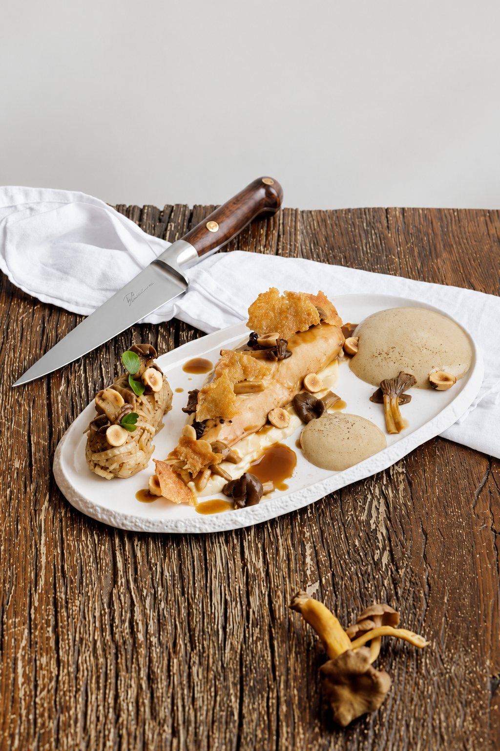 Assiette de volaille aux champignons et noisettes